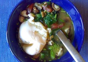 Мисо супа с яйце и водорасли