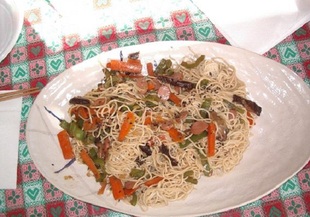 Китайски спагети със зеленчуци 