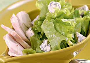 Свежа салата с пилешко и синьо сирене