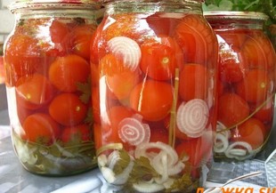 Цели домати в буркани