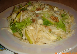 Зелена салата с ябълки и синьо сирене