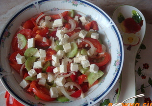 Българска салата със зеленчуци и сирене