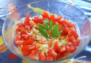 Салата Мързеливата красавица с рачешко, маруля, домат и царевица