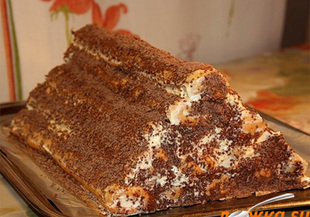 Триъгълна торта от рула с мармалад и крем
