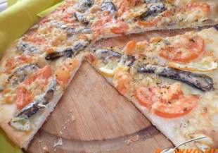 Морска пица с шпроти и лимон