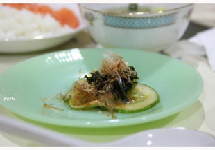 Салата с японски водорасли Уакаме и краставици