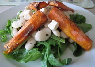 Салата с печени моркови и бял боб