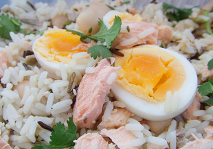 Оризова салата с яйце и риба