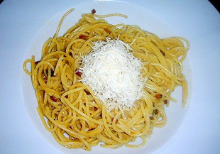 Спагети карбонара с бекон, яйца и сирене