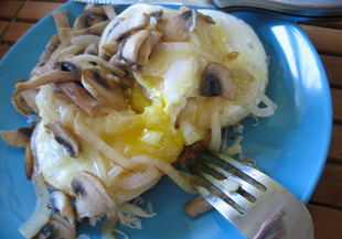 Вкусни яйца с гъби и сирене