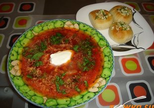 Борш с чеснови хлебчета