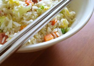Обикновен пържен ориз с наденица