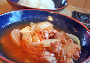 Супа с кимчи, тофу и морски дарове