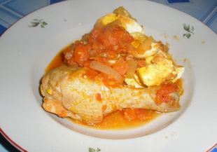 Пиле с доматен сос и пържени яйца