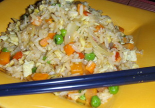 Запържен ориз със зеленчуци