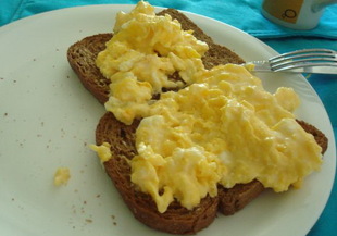 Бъркани яйца Витория с крема сирене