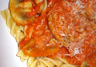 Спагети с гъби, бекон и домати