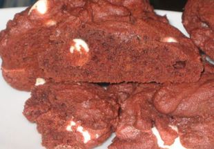 Торта Червено кадифе с парчета бял шоколад