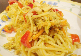 Пролетни спагети със сирене, риба и чушки