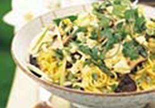 Зелева салата с китайски спагети и гъби