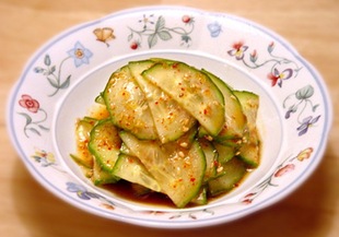 Корейска салата с краставици и чили