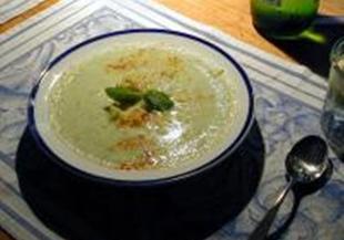 Студена супа с краставици и босилек