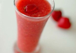 Разхладителна напитка с диня и ягоди