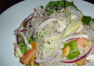 Азиатска салата със спагети и кайма