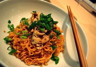 Инстантни китайски спагети с чили