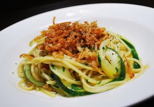 Спагети с тиквички, риба и лимон