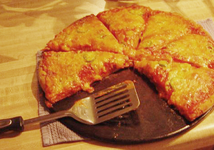 Сладко-пикантна пица с мед и сирене