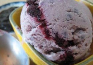 Сладолед с лилав ямс и сос от боровинки