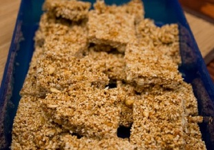 Сусамови блокчета с карамелизиран мед