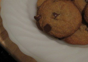 Бисквити с парченца шоколад и ядки