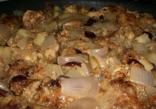 Пиле с бадеми и ябълково-лучен сос