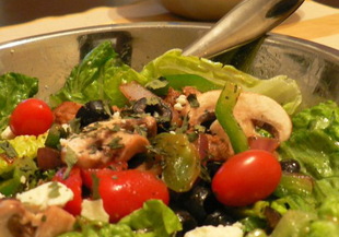 Свежа гръцка салата с шунка и гъби