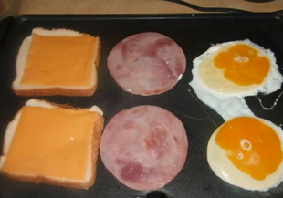 Американска закуска с шунка и яйца