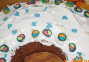 Великденски кекс с ядки, стафиди и глазура