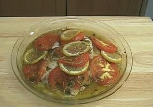 Печени рибни филета с лимон и домати