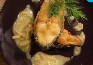 Пържен шаран с бадемов сос и картофени крокети с риба тон