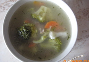 Супа с пиле, моркови, броколи и карфиол
