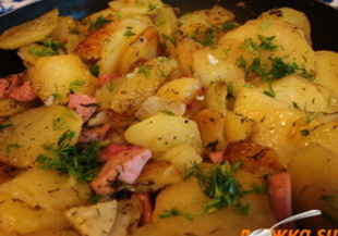 Домашни пържени картофи с наденица и лук