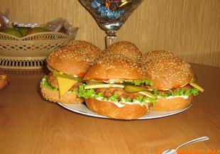 Домашни хамбургери с пилешко и кашкавал