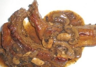 Свински ребърца с черен пипер и гъбен сос