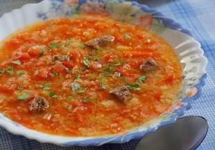 Супа с домати, чесън, трохи и телешко