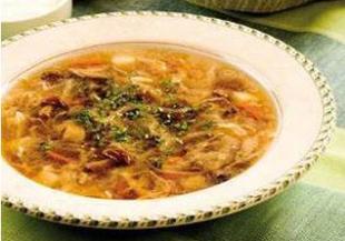 Руска гъбена супа с кисело зеле и картофи