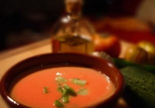 Супа Гаспачо със зеленчуци и хляб 