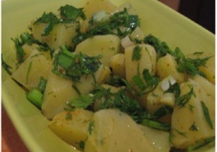 Картофена салата с лук и магданоз