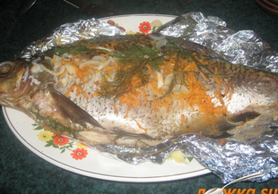 Печена риба с лук и моркови