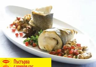 Панирана пъстърва със сос от нар, гъби и ядки